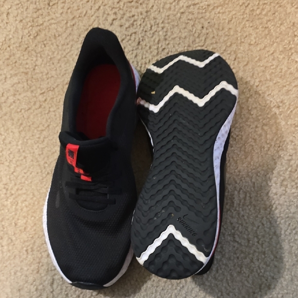 Nike Black and Red Athletic Shoes - Picture 7 of 7